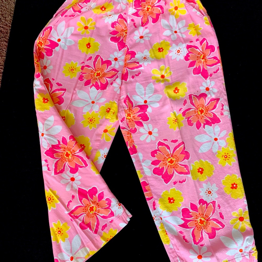 Lightweight Floral Capris with Elastic Waist Size Medium